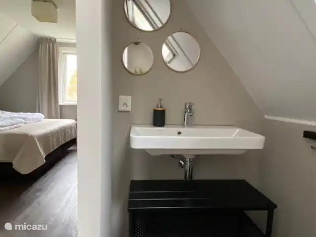 Extra wasgelegenheid op de bovenverdieping.